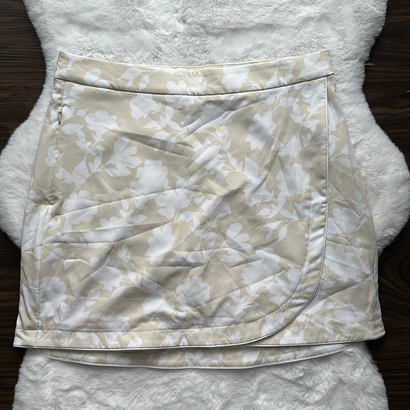 G/Fore Women's Tonal Floral Wrap Maverick 4-Way Stretch Skort - Stone size 8 - Picture 7 of 13